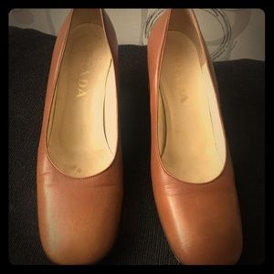Vintage basic Prada pumps in brown